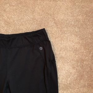 Black Cropped Athletic Workout Leggings w Mesh